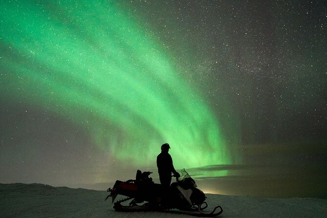 3 Hours Snowmobiling under Auroras and Night Sky - Families and first-time drivers