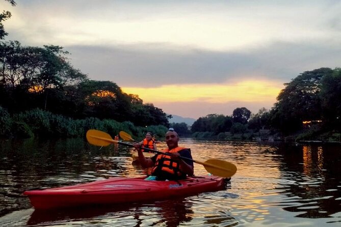 Chiang Mai: Kayak Under the Stars – 6 km to the Heart of the City - Guides, safety, and the parts that need attention