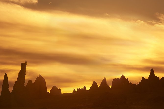 Pinnacle Desert Sunset and Night-time Stargazing Tour from Perth - Sunset among the limestone pillars