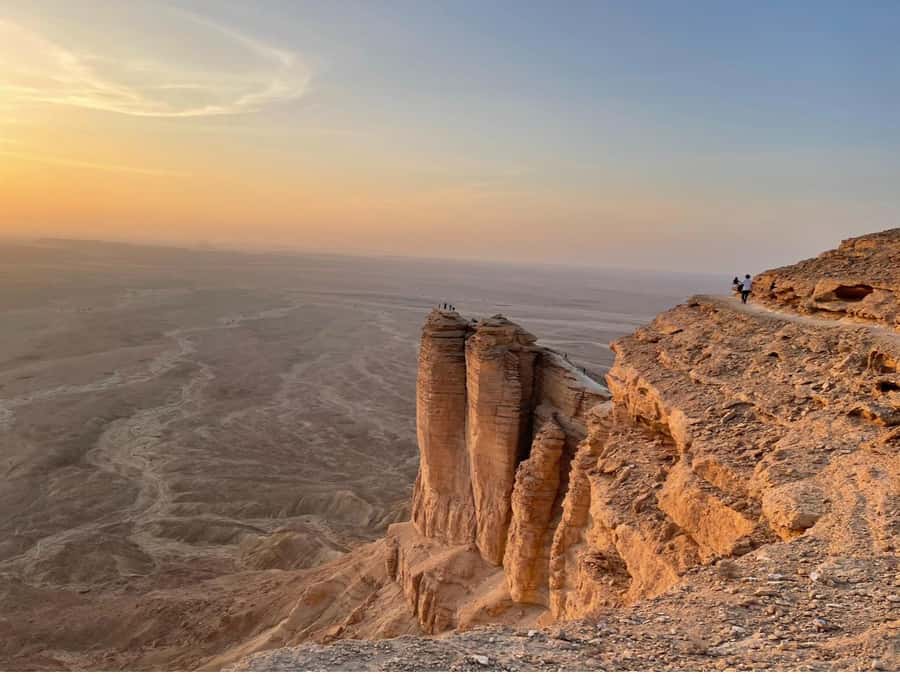 Riyadh: Edge Of The World, camels &Stargazing with 4x4 - A 3:00 PM start makes the heat easier