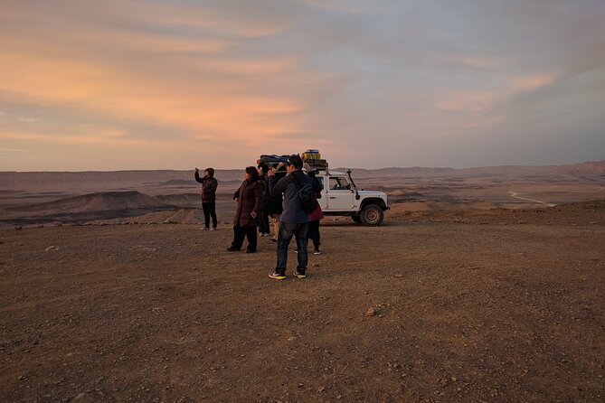 Sunset time Ramon Crater Jeep tour, bonfire and stargazing - A quiet fire in the heart of the desert