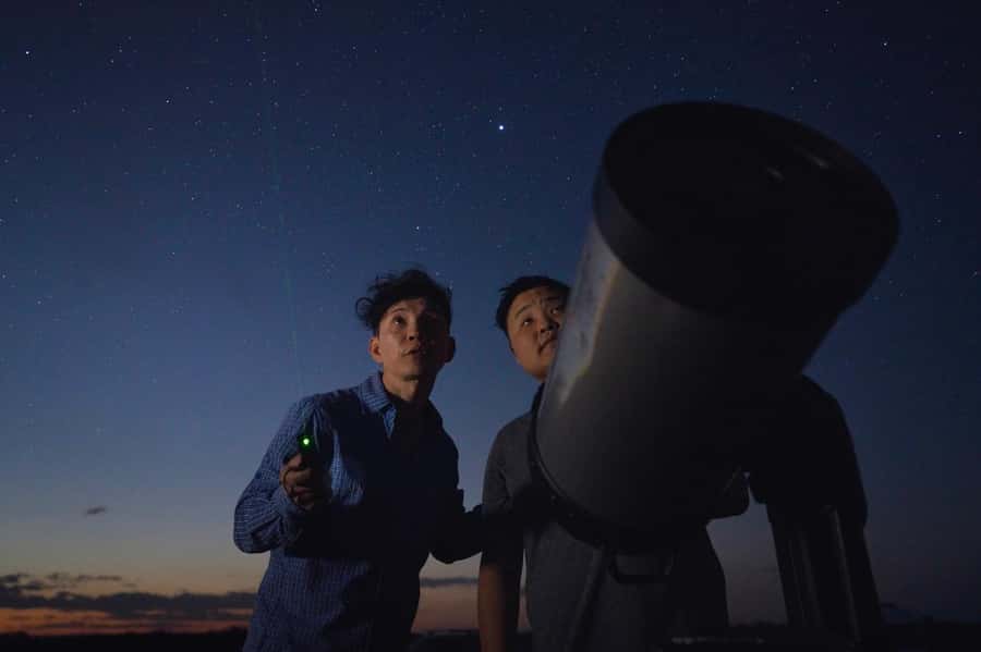 Uluru: National Park Astronomy Tour with Telescope and Photo - The professional photograph with Uluru behind you