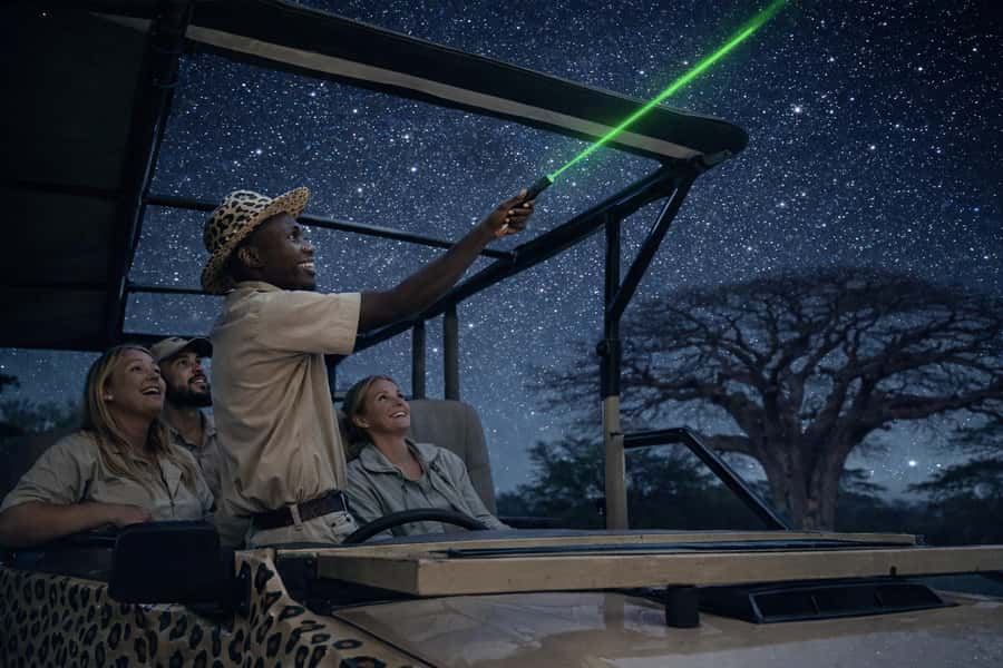 Victoria Falls: Bush Experience and Stargazing D-F-ES-GB - Searching the bush with a flashlight